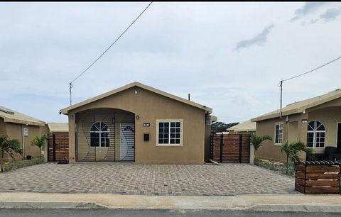 Dieses geschmackvoll renovierte Haus in der Wohnanlage Phoenix Village 2 verfügt über eine Klimaanlage in den Schlafzimmern und im Wohnzimmer für ultimativen Komfort, eine vollständig gepflasterte Einfahrt für geringen Wartungsaufwand, einen umzäunte...