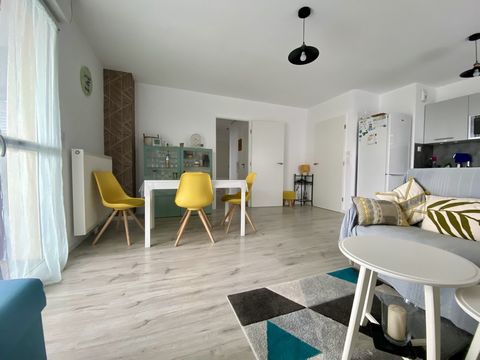 Au coeur d'une des communes les mieux pourvue en terme de commodités, DEMOUGIN TRANSACTIONS, vous propose ce bel appartement de type 3 avec sa terrasse Ouest. En parfait état, il vous permettra de déposer directement vos valises et de profiter des ba...