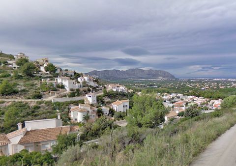 Plot of 840m2 located in the La Solana urbanisation, near Pedreguer. Conveniently located for the La Marina shopping centre and AP7 motorway. Within 20 minutes of the coast and 15 minutes from the La Sella golf course and spa hotel. This plot benefit...
