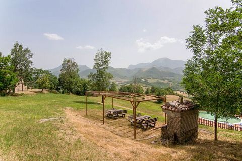 Située à Serra Sant'Abbondio, entourée par la campagne et les montagnes, à proximité des pistes de ski, cette villa dispose de 4 chambres quadruples avec salle de bains privative, d'une grande cuisine, d'une piscine extérieure privée, d'un barbecue, ...