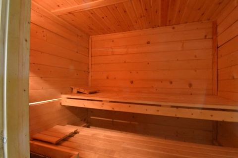 In dit ruime, vrijstaande vakantiehuis ben je voorzien van de comfort van een sauna, zonnebank, een tuin en prachtig uitzicht over het dal van de Belgische Ardennen. Met 3 complete slaapkamers, een badkamer met douche en een eigen terras is deze vaka...