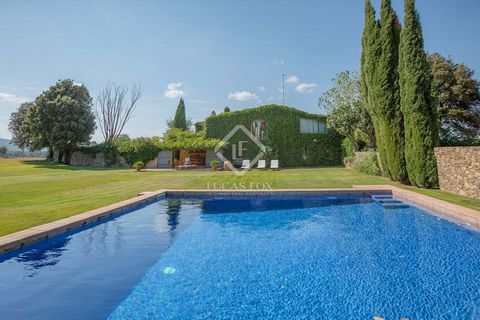 Excellent restored stone property dating back to the 1700s with gorgeous country views and a lovely location near the village of Cruilles, just 15 minutes from the beaches of the Costa Brava and 30 minutes from Girona City. The property consists of a...