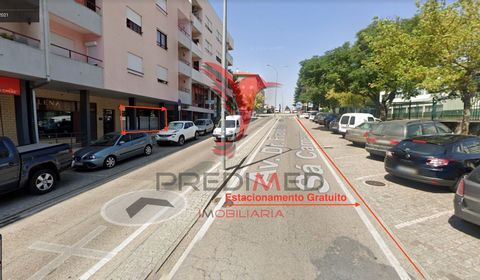 Shop / Commercial Space with 94.5m2 on Av. Dr. Francisco Sá carneiro, center of Oliveira do Hospital with showcase for Avenida Dr. Francisco Sá Carneiro. Space apt for restoration and other types of business with privileged location near services, su...