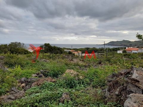 Great investment! The major investment in question is a plot of land located in one of the most desirable areas of Terceira Island, called Porto Martins. With a total area of 4128 m2, the land has two fronts, one facing Canada das Vinhas, with about ...