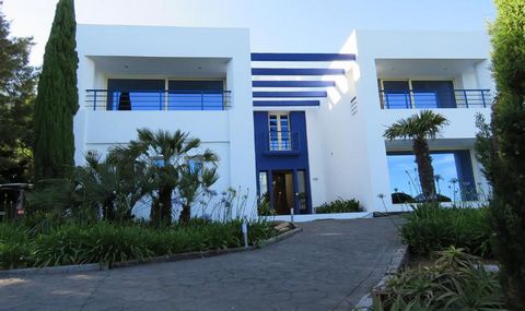 Modern luxury property in Tarifa, with a land of more than 3,200 m², with the possibility of expanding the plot to 7,480m2, excellent views of the sea, and facing south. In the exclusive enclave of the El Cuartón (Tarifa), positioned next to Los Alco...