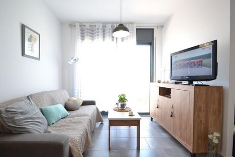 Flat in Deltebre of 68m² plus 4m² storage room. The property is distributed in kitchen with dining room, 2 bedrooms, 1 bathroom and balcony. On the roof terrace there is a storage room for private use where the water heater and washing machine are lo...