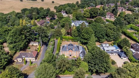 Grosvenor House es una lujosa casa unifamiliar de siete dormitorios ubicada en una de las fincas privadas más prestigiosas y codiciadas del sur de Buckinghamshire. Abarcando todos los mejores aspectos por los que el mercado inmobiliario en Gerrards C...