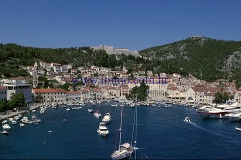 EXCLUSIVE SALE OF THE AGENCY! We are selling a comfortable duplex apartment, located in a stone house in the old town of Hvar, only 50 m from the sea and a few minutes walk from the beautiful pebble beach. An external staircase on the first floor lea...