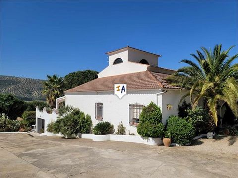 Cette belle propriété de villa individuelle se trouve à deux pas de la plage artificielle qui longe le lac Iznajar dans la province de Cordoue en Andalousie, en Espagne, donnant à cette propriété un accès à des vues spectaculaires et l'utilisation du...