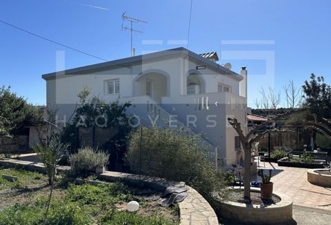 A 216sqm house for sale in Nea Magnisia, set over 2 floors, on a 1,045sqm plot and approximately 10 km from the town of Rethymno and 1,5 km from the sea. Entering the property through an iron gate, there is a carport, a large garden and a driveway le...