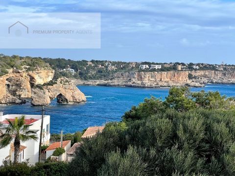 Fantastic villa with sea views and 1min walking distance to the beach of Cala Llombards. All rooms with terraces or access to the outside. The territory is fenced and very private, good neighbourhood, all houses are legal. The villa is of good qualit...