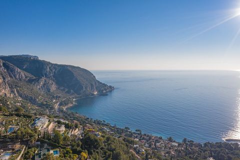 Located between Nice and Monaco below the middle corniche with access by a private funicular, magnificent villa of around 190 m2 on a plot of 1500 m2 with several terraces and gardens as well as an infinity pool overlooking Eze seaside The villa is m...
