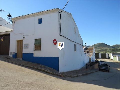 Dieses Eckhaus am Ende einer Terrasse ist ein traditionelles Dorfhaus in La Carrasca in der Provinz Jaen in Andalusien, Spanien. Es hat einen Abstellraum mit Holzbalken, der leicht zu einer Dachterrasse werden könnte. Dies ist ein großes Haus mit vie...