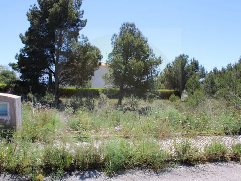 Urban land with 1035m² located near the beach 'Cabanas Velhas' and 2 minutes from the fishing village of Burgau. It allows the construction of a villa with gross construction area up to 220m², with two floors and swimming pool. Surrounded by countrys...
