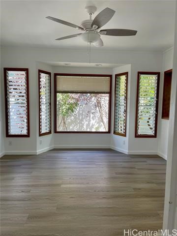 Charming one bedroom Cottage with private mani and extra storage for beach toys, etc. Enjoy the convenience of this location to beautiful Kailua Beach, Kailua Rec Center, Library and all amenities Kailua town has to offer. Easy access to Pali, H-3 an...