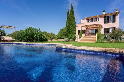 Esta maravillosa villa situada en Sant Llorenç Des Cardassar acoge a 4 huéspedes. En esta fantástica propiedad encontrará todas las comodidades que pueda imaginar. Podrá refrescarse en la enorme piscina de sal que mide 12m x 5m y tiene un rango de pr...