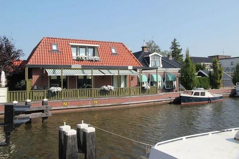 Dieses geräumige und ansprechend eingerichtete 10-Personen-Haus liegt im Herzen des friesischen Dorfes Delfstrahuizen in der Nähe des Tjeukemeer. Von der Terrasse und der Wohnung aus haben Sie einen schönen Blick auf die Brücke und die Schiffe auf de...