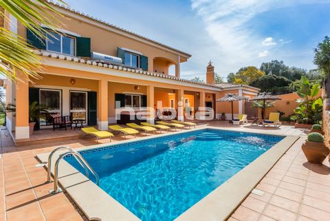 Maison, entièrement équipée, en excellent état. À l’étage inférieur, il y a un espace de loisirs très agréable et spacieux avec beaucoup d’intimité, piscine d’eau salée (9X5), barbecue, cuisine entièrement équipée avec cellier, salon avec cheminée, p...