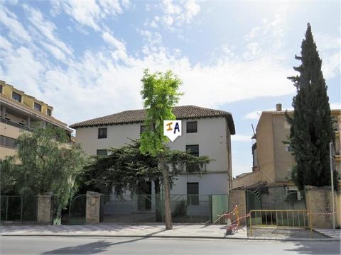 This 805m2 build, grand, old house on the main road from Alcaudete to Alcala la Real in the Jaén province of Andalucia, Spain, offers the possibility of an enormous family home, a B&B or small hotel in a bustling, castle town. The gated front sits ba...