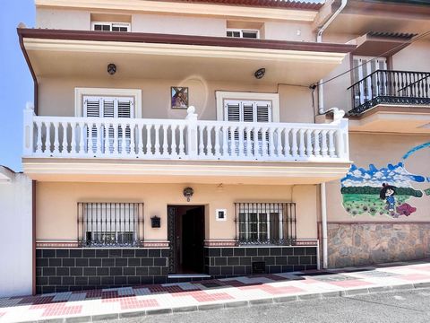 Fantastic house of 180 m2 built in Alhaurín el Grande. This house is located in a very quiet residential area on the outskirts of Alhaurín el Grande, very well communicated and close to all necessary services. It is distributed in 3 floors, with 5 be...