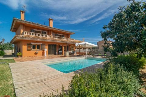 Welkom bij deze prachtige villa in Son Ferrer, Calvià, gelegen in een perfecte omgeving die de rust van het platteland combineert met de nabijheid van de stad en de kust. Het huis heeft een capaciteit voor 10 personen en een privé zwembad. Buiten kun...