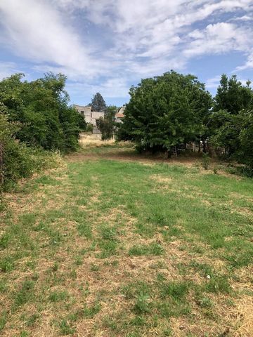 Vetralla, adjacent to the center of the hamlet of Tre Croci and located in the immediate vicinity of the shops and the train station, we offer the sale of a building land of 480 square meters, partially fenced. Great location.