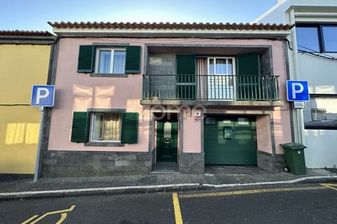 Identificação do imóvel: ZMPT557926 Three bedroom house, located in the parish of Fajã de Cima, just a few minutes from the center of Ponta Delgada. It was renovated in 2008, with excellent quality finishes, being in great condition. The first floor ...