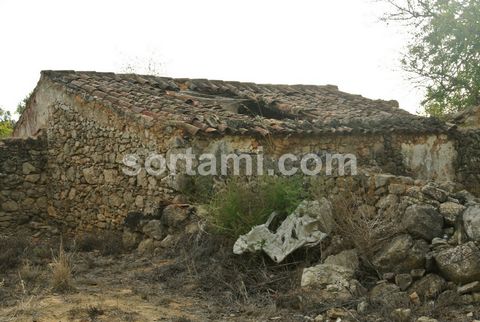 Grande opportunità a São Brás de Alportel.  Terreno edificabile con 465 m2 di superficie totale e con possibilità di costruire 300 m2 di una bellissima villa con piscina e cantina. Accanto all´affascinante villaggio dell´Algarve di São Brás de Alport...