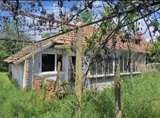 Price: €9.450,00 District: Yambol Category: House Area: 70 sq.m. Plot Size: 770 sq.m. Bedrooms: 1 Bathrooms: 1 Location: Countryside One-Storey House for renovation only 20Km from Yambol city and 4Km from the town of Straldzha. The village has on abo...