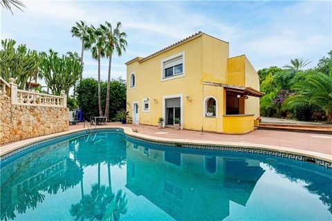 A few minutes from the beach. Detached villa with pool and garden on a plot of approximately 1060m2. The house consists of approximately 276m2 distributed in a spacious living room of about 60m2 approx. in two rooms with fireplace, fitted and equippe...