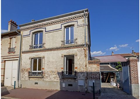 GENNEVILLIERS near metro line 13 Gabriel Péri, Grésillons district. To visit without delay in a quiet suburban street, this beautiful 1930s house built on cellars with courtyard and garage/workshop. It includes two rooms on the ground floor, kitchen,...