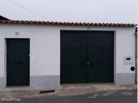 ILLEGALLY OCCUPIED. Property not available for visits, given that it is illegally occupied, being marketed in this condition. Ground floor house intended for housing, located on a plot of 335m2. Covered area of 220m2 + uncovered area of 115m2. The st...