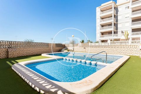 AProperties is pleased to present this charming apartment located on one of the best beaches in Valencia, offering an exceptional coastal lifestyle. The heart of this home is a spacious living room that opens onto a glazed terrace, making the most of...