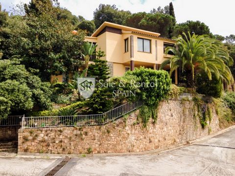 Fantastic house located in the exclusive urbanization of Santa Maria de Llorell a few minutes from the center of Tossa de Mar Â  Upon entering the house we find a hall a large living room with fireplace with access to a beautiful covered porch that c...