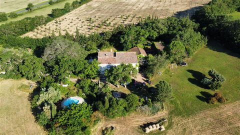 This estate surrounded by nature benefits from 8 bedrooms and 3 sunny terraces in Montolieu. Accommodation that will certainly satisfy a large family. The interior is composed of a main house with 3 master bedrooms and 2 F4 and F3 apartments with 2 b...