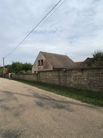.Pavilion 1981 R +1 with a barn of 75m2, two garages, workshop and enclosed land of 2000 m2 (fruit trees) in a village with shops Located 15 minutes from Montbard (TGV) station and at equal distance from Châtillon sur Seine, house made of agglomerati...