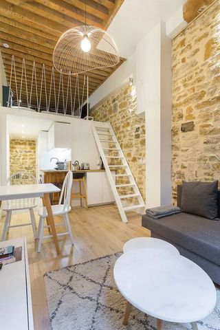 Welcome to the Ainay 5 loft with a capacity of 4 travelers. Discover its exceptional location in the favorite district of the Lyonnais, in the middle of the district of the brokers, antique dealers, restaurants, wine bars, plunge into an authentic an...