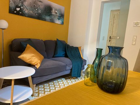 Arrive, unpack your luggage and be at home. This fully equipped flat for 1-2 persons is located on the 2nd floor of a romantic half-timbered house in the centre of Friedrichsdorf im Taunus. Where you live... The Huguenot town of Friedrichsdorf is sit...