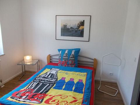 Modernes, hochwertig möbliertes 2-Raum Apartment im Parterre, 35qm. Böden mit Vinyl-Laminat. Wände mit Kalkputz. WLAN vorhanden. Gartenterrasse. Wohnzimmer mit Ledercouch, kleiner Esstisch mit 2 Stühlen, Sat-TV. Offene Küche, Backofen, Ceranfeld 4-fa...