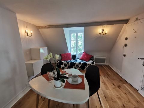 Lovely little charming studio, completely equipped and furnished, located on the 2nd floor of a residential building in the 10th district of Paris, close to Gare the L’Est train station. Welcome in our studio apartment. Located on the 2nd floor, acce...