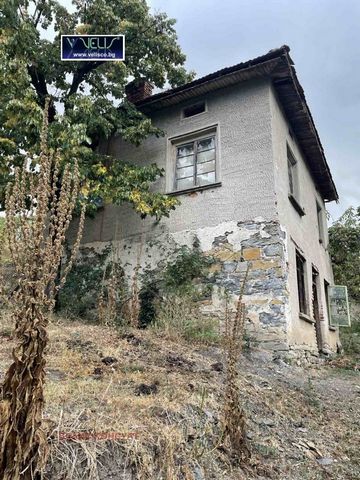 House in the picturesque village of Malak Izvor with an area of 96 sq.m and a yard of 470 sq.m 100 m from the center of the village to the church. The house has a stone base of 3m and the following layout: on the first floor there are two rooms, one ...