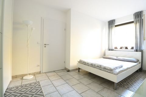 The apartment is located close to the center and at the same time in a quiet location. The Minto shopping center is within walking distance. Düsseldorf can be reached in about 25 minutes thanks to a fast connection to the highway. The bedroom has a d...
