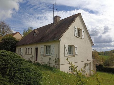 Cette spacieuse maison à étage est située à Trizay-Coutretot-Saint-Serge, dans un quartier paisible et verdoyant. A seulement 5 min de Nogent le Rotrou, de la gare (ligne Le Mans/Paris) et de toutes les commodités, cette localité offre un accès facil...