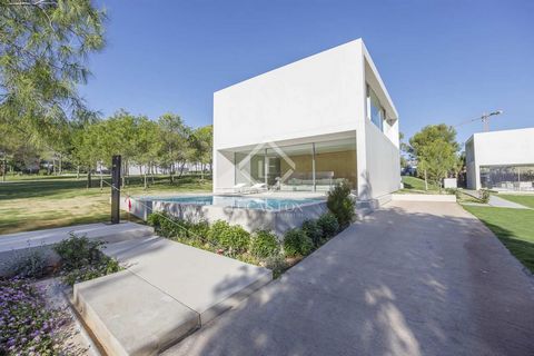 Lucas Fox presenta en venta esta casa de nueva construcción en una de las mejores urbanizaciones de Valencia. La vivienda ofrece un diseño atemporal y duradero, que combina tanto la utilidad funcional como la belleza estética. Esta vivienda se asient...