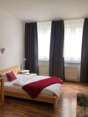 Spacious barrier-free 4-bedroom flat for up to 5 people in Pforzheim. Only a few minutes' walk from the train station and the city centre. The flat has a large balcony overlooking the small garden, a living room with Smart TV, a large kitchen with di...