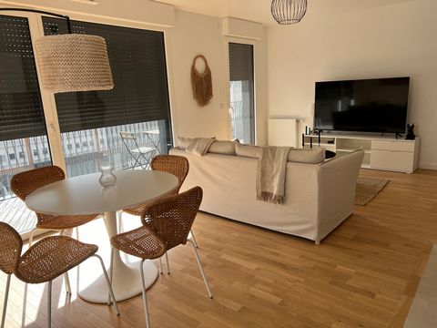 Bring the whole family to enjoy this fabulous home, located in the new Pont de Clichy district. 10 min walk from Mairie de Clichy station and 5 from Clichy Levallois train station