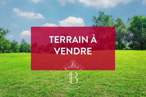 This plot of building land is ideally located on the heights of Évian-les-Bains; it offers an excellent lake view which will allow the creation of a villa with panoramic lake view. Sub-licensed land accepted and purged of all recourse for a 304 sqm v...