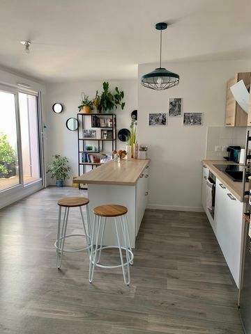 This bright and elegant apartment is perfect for a couple or single person wishing to settle for several months in the Marne la Vallée area. Perfect geographical position between Paris and Disney thanks to the RER A accessible in 10min by bus from th...