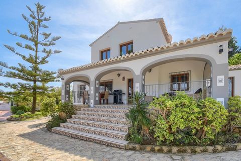 Grote en comfortabele villa met privé zwembad in Javea, Costa Blanca, Spanje voor 6 personen. De woning ligt in een bosrijke en residentiële omgeving en op 2 km van het strand van El Arenal, Javea. De accommodatie biedt privacy, een tuin met grind en...