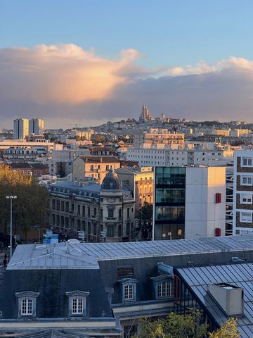 1 min by foot to the metro station Mairie de Saint Ouen (lines 13 and 14 which leads to St Lazare in 7 min, La Defense in 30 min) All commodities nearby (schools, grocery stores, city hall) Car park All rooms have a view on Montmartre New building an...
